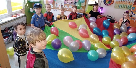 Powiększ grafikę: Ekoludki w strojach karnawałowych - zabawy z chustą