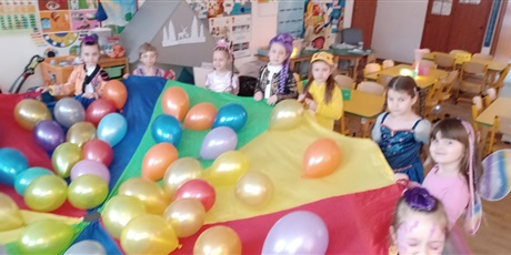 Powiększ grafikę: Ekoludki w strojach karnawałowych - zabawy z chustą