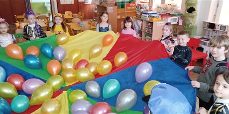 Powiększ grafikę: Ekoludki w strojach karnawałowych - zabawy z chustą