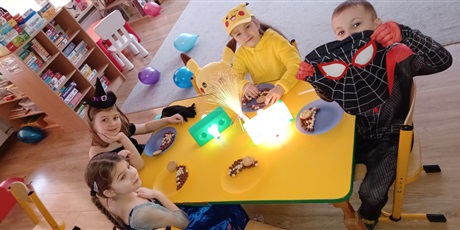 Powiększ grafikę: Ekoludki w strojach karnawałowych - odpoczynek i poczęstunek przy stolikach