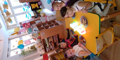 Powiększ grafikę: Ekoludki w strojach karnawałowych - odpoczynek i poczęstunek przy stolikach