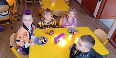 Powiększ grafikę: Ekoludki w strojach karnawałowych - odpoczynek i poczęstunek przy stolikach