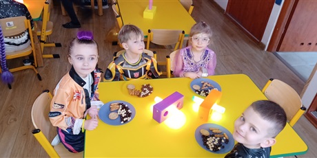 Powiększ grafikę: Ekoludki w strojach karnawałowych - odpoczynek i poczęstunek przy stolikach