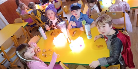 Powiększ grafikę: Ekoludki w strojach karnawałowych - odpoczynek i poczęstunek przy stolikach