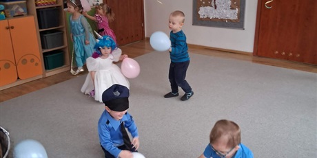 Powiększ grafikę: Krasnoludki w strojach karnawałowych - tańce i zabawy