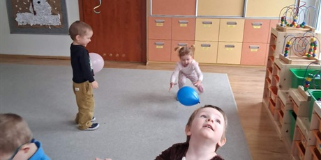 Powiększ grafikę: Krasnoludki w strojach karnawałowych - tańce i zabawy