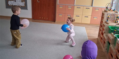 Powiększ grafikę: Krasnoludki w strojach karnawałowych - tańce i zabawy