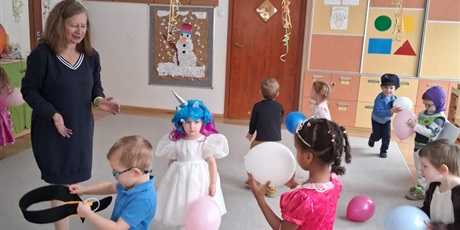 Powiększ grafikę: Krasnoludki w strojach karnawałowych - tańce i zabawy