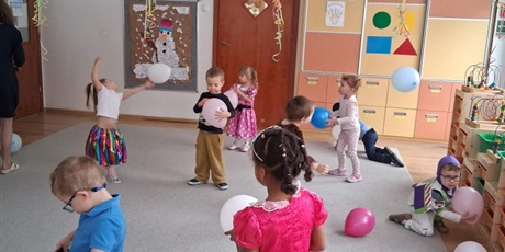 Powiększ grafikę: Krasnoludki w strojach karnawałowych - tańce i zabawy