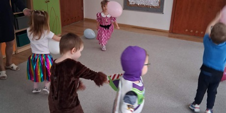 Powiększ grafikę: Krasnoludki w strojach karnawałowych - tańce i zabawy