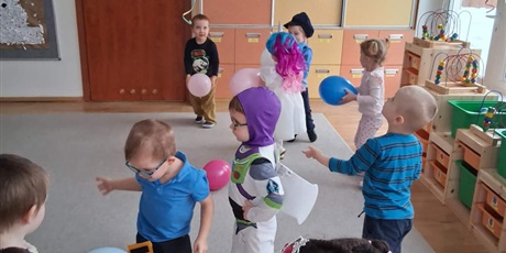 Powiększ grafikę: Krasnoludki w strojach karnawałowych - tańce i zabawy