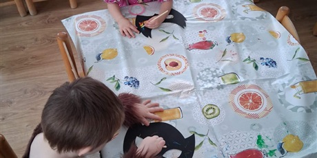 Powiększ grafikę: Krasnoludki w strojach karnawałowych - odpoczynek przy stolikach