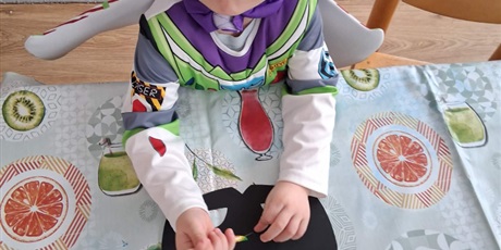 Powiększ grafikę: Krasnoludki w strojach karnawałowych - odpoczynek przy stolikach