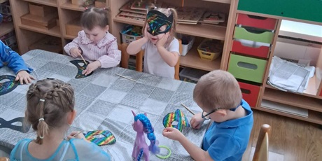 Powiększ grafikę: Krasnoludki w strojach karnawałowych - odpoczynek przy stolikach