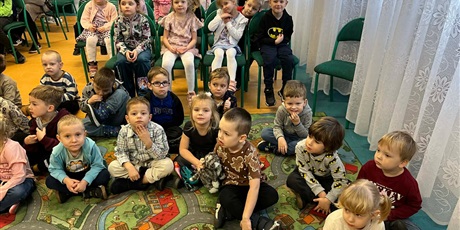 Powiększ grafikę: Gr II i III W KLUBIE MACIUŚ NA PRZEDSTAWIENIU PT. PRZYGODA W KRAINIE PREZENTÓW