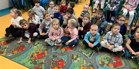 Powiększ grafikę: Gr II i III W KLUBIE MACIUŚ NA PRZEDSTAWIENIU PT. PRZYGODA W KRAINIE PREZENTÓW