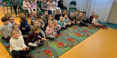 Powiększ grafikę: Gr II i III W KLUBIE MACIUŚ NA PRZEDSTAWIENIU PT. PRZYGODA W KRAINIE PREZENTÓW