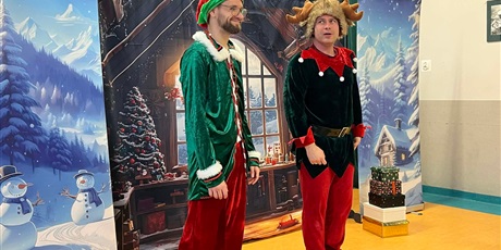 Powiększ grafikę: Na zdjeciu aktorzy 