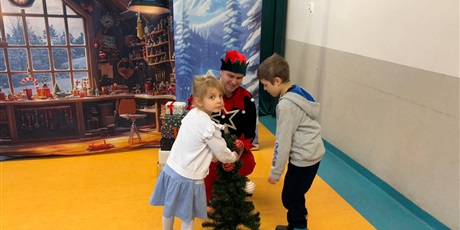 Powiększ grafikę: Gr II i III W KLUBIE MACIUŚ NA PRZEDSTAWIENIU PT. PRZYGODA W KRAINIE PREZENTÓW