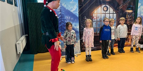 Gr II i III W KLUBIE MACIUŚ NA PRZEDSTAWIENIU PT.  "PRZYGODA W KRAINIE PREZENTÓW"