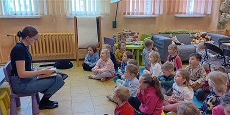 Powiększ grafikę: Gr. III - zajęcia dydaktyczne w bibliotece pt. Wiosna w ogrodzie