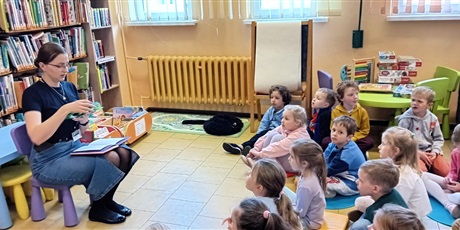 Powiększ grafikę: Gr. III - zajęcia dydaktyczne w bibliotece pt. Wiosna w ogrodzie