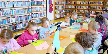 Powiększ grafikę: Gr. III - zajęcia dydaktyczne w bibliotece pt. Wiosna w ogrodzie