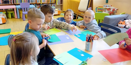 Powiększ grafikę: Gr. III - zajęcia dydaktyczne w bibliotece pt. Wiosna w ogrodzie