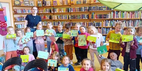 Gr. III - zajęcia  dydaktyczne w bibliotece  pt. Wiosna w ogrodzie