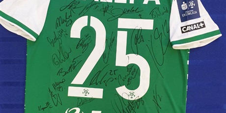 Powiększ grafikę: koszulka z podpisami piłkarzy Lechii Gdańsk