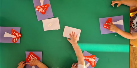 Powiększ grafikę: Krasnoludki wykonały pracę plastyczną - muchomorki
