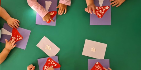 Powiększ grafikę: Krasnoludki wykonały pracę plastyczną - muchomorki