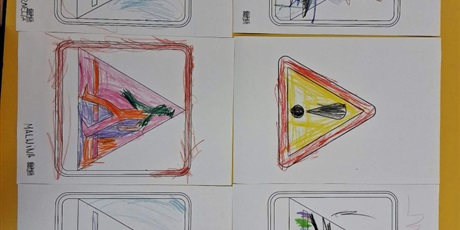Powiększ grafikę: Bajkoludki poznają znaki drogowe