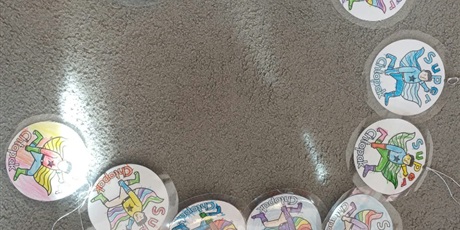 Powiększ grafikę: DZIEŃ  CHŁOPAKA w grupie III - Dziewczynki wykonały  chłopcom medale SUPER CHŁOPAK.