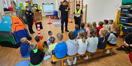Powiększ grafikę: Grupa Kosmoludków uczestniczyła w zajęciach ze Strażą Miejską na temat bezpieczeństwa na drodze