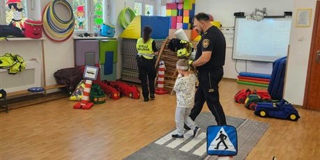 Powiększ grafikę: Grupa Kosmoludków uczestniczyła w zajęciach ze Strażą Miejską na temat bezpieczeństwa na drodze
