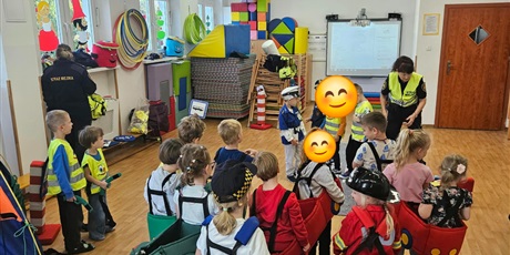 Powiększ grafikę: Grupa Kosmoludków uczestniczyła w zajęciach ze Strażą Miejską na temat bezpieczeństwa na drodze