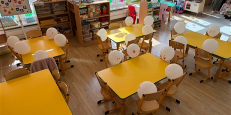 Powiększ grafikę: Z okazji Tygodnia Przeszkolaka Ekoludki obchodziły Dzień Małych Odkrywców Zmysłów i Emocji. Samodzielnie wykonały szalone balony z piłeczką kauczukową w środku i przedstawiły na nich swoje emocje.