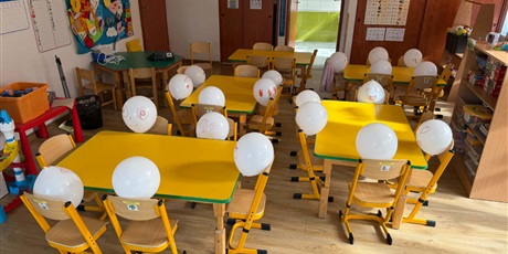 Powiększ grafikę: Z okazji Tygodnia Przeszkolaka Ekoludki obchodziły Dzień Małych Odkrywców Zmysłów i Emocji. Samodzielnie wykonały szalone balony z piłeczką kauczukową w środku i przedstawiły na nich swoje emocje.
