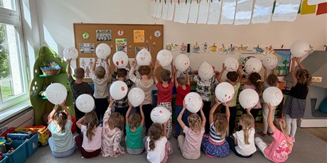Powiększ grafikę: Z okazji Tygodnia Przeszkolaka Ekoludki obchodziły Dzień Małych Odkrywców Zmysłów i Emocji. Samodzielnie wykonały szalone balony z piłeczką kauczukową w środku i przedstawiły na nich swoje emocje.