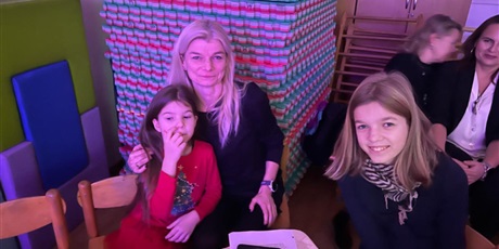 Powiększ grafikę: Rodzina biorąca udział w Festiwalu kolęd i pastorałek