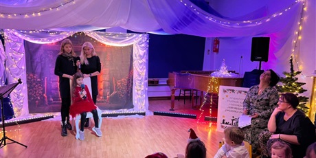 Powiększ grafikę: Rodzina biorąca udział w Festiwalu kolęd i pastorałek podczas wystepu