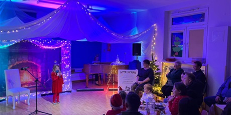 Powiększ grafikę: Dziewczynka biorąca udział w Festiwalu kolęd i pastorałek podczas wystepu