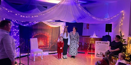 Powiększ grafikę: Rodzina biorąca udział w Festiwalu kolęd i pastorałek z panią wicedyrektor