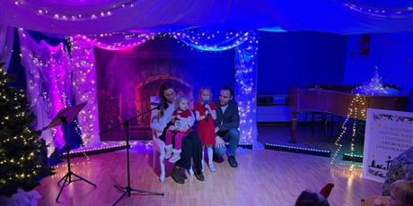 Powiększ grafikę: Rodzina biorąca udział w Festiwalu kolęd i pastorałek podczas wystepu