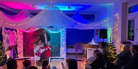 Powiększ grafikę: Rodzina biorąca udział w Festiwalu kolęd i pastorałek podczas wystepu