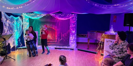 Powiększ grafikę: Rodzina biorąca udział w Festiwalu kolęd i pastorałek podczas wystepu