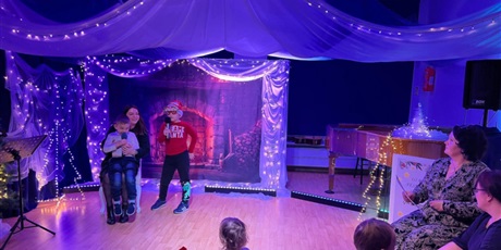 Powiększ grafikę: Rodzina biorąca udział w Festiwalu kolęd i pastorałek podczas występu