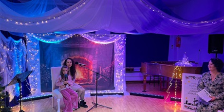 Powiększ grafikę: Mama z córeczką podczas występu