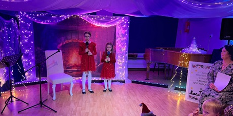 Powiększ grafikę: Siostry podczas występu